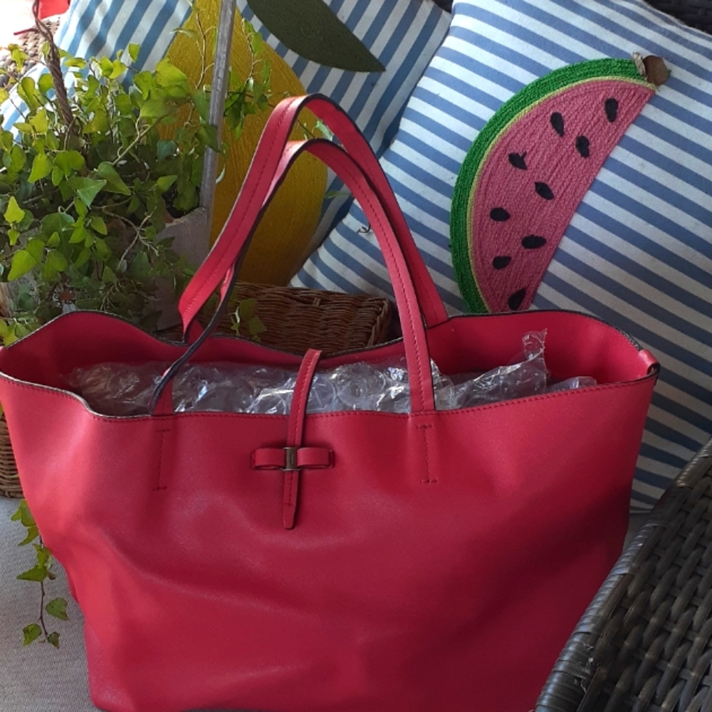 Vintage pink lightweight Ferragamo totebag. 16" W x 10" H
